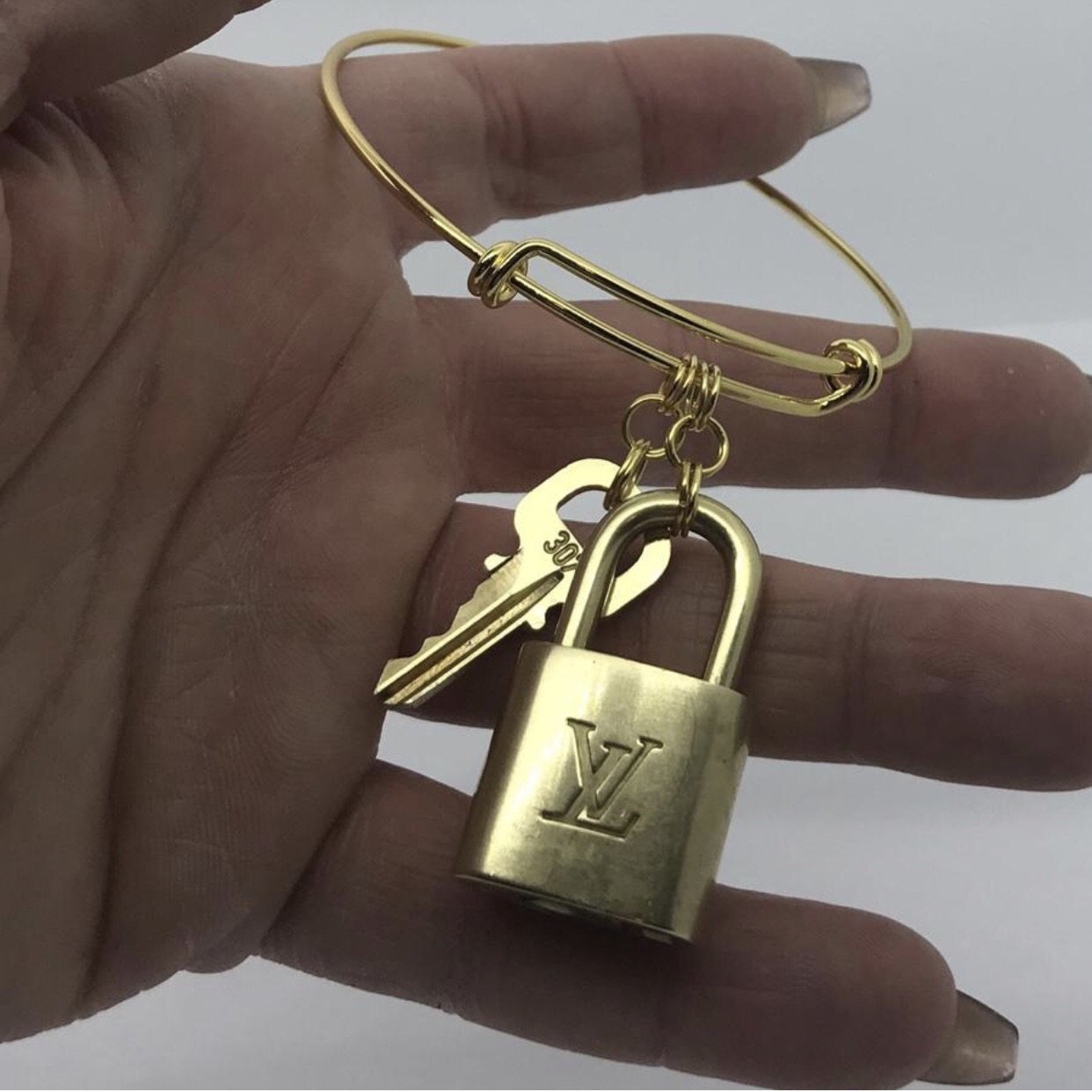 Lv clover lock and key kada 🥰😍 Material: Stainless steel Colour: Rosegold
