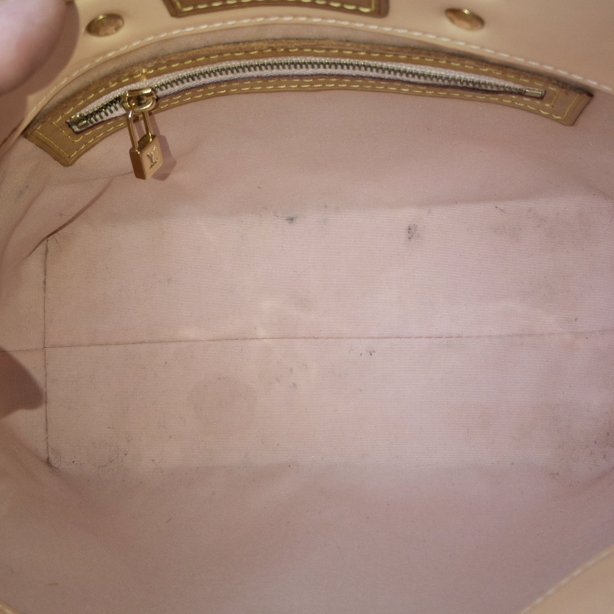 LOUIS VUITTON Monogram Vernis Mott Pouch Marshmallow Pink – LuxuryPromise